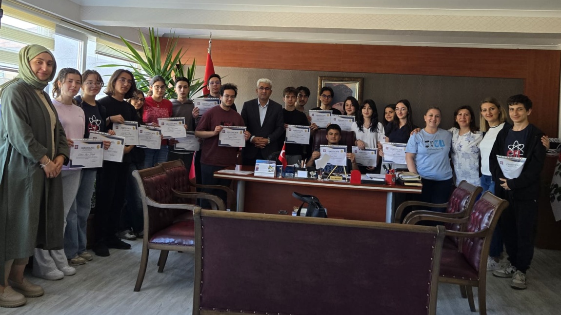İngilizce Münazara Yarışmasına  katılan öğrencilerimize katılım sertifikaları Okul Müdürümüz Sayın Esen KESKİN tarafından verildi.